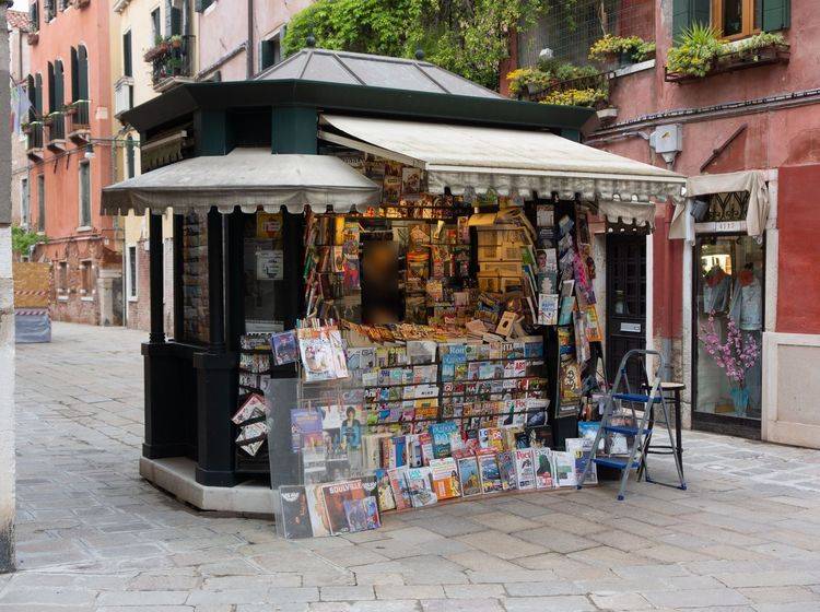 Kleiner Zeitungsladen in einer spanischen Fußgängerzone