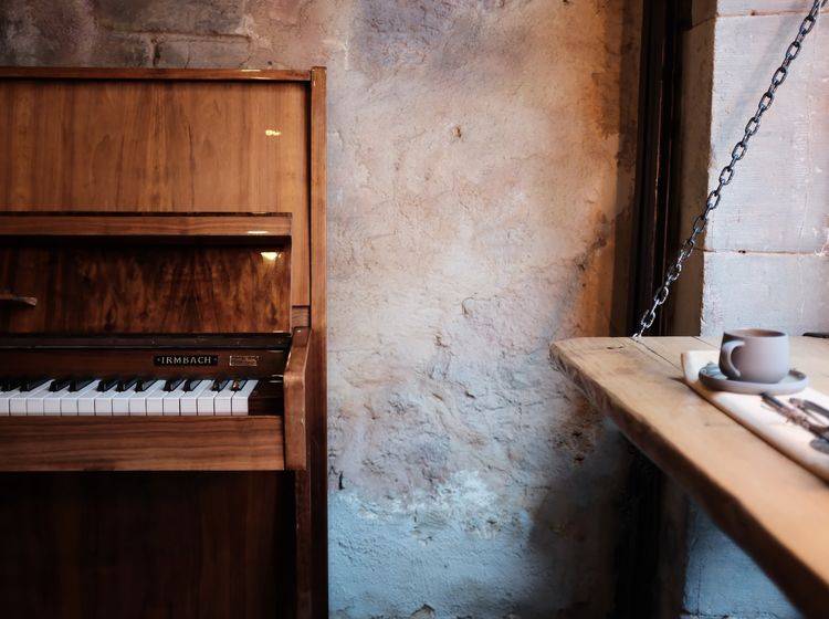 Klavier steht an einer Fensterbank in einem sehr alten Haus