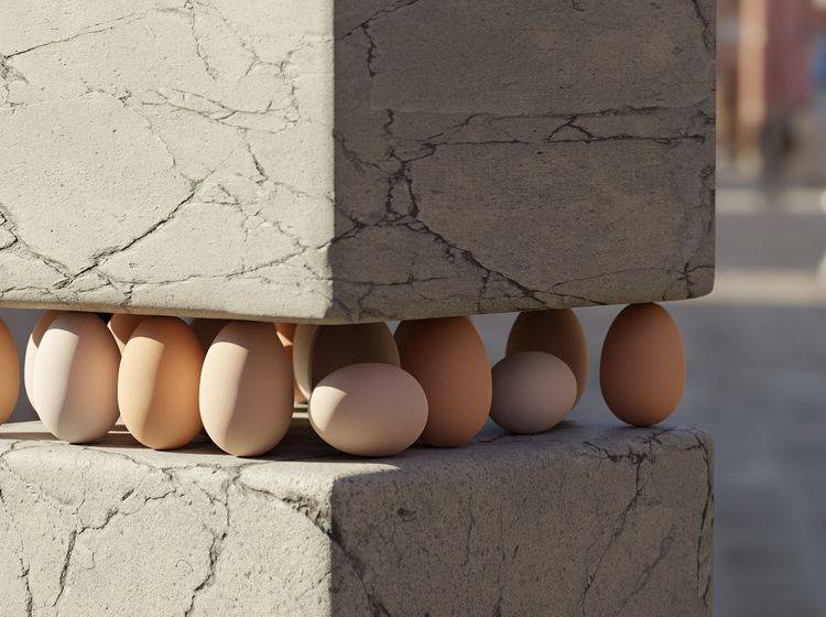 Eier zwischen Betonplatten